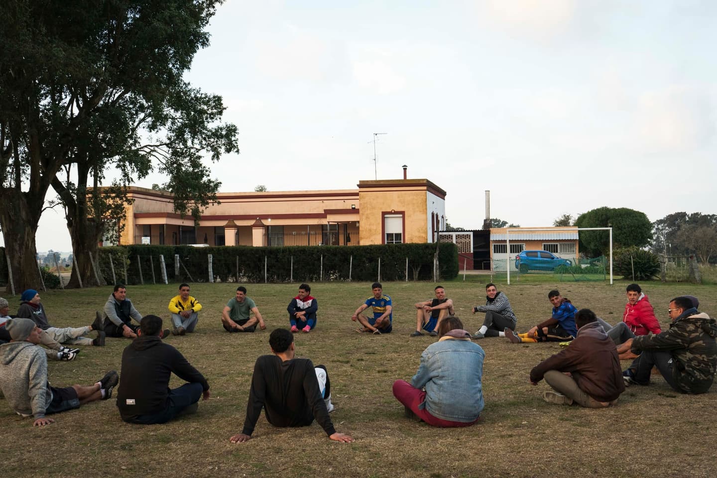 Comunidad reunida en el centro Renacer